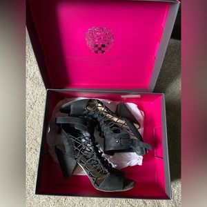 Vince Camuto Evel Strappy Block Heels (Size 7, Black).